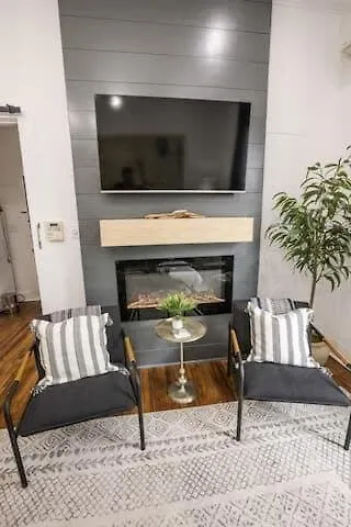 Spacious Corporate In Downtown * Lafayette